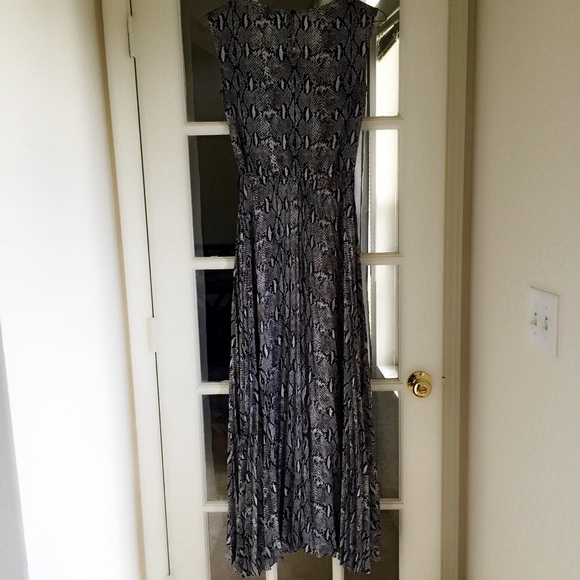 MICHAEL KORS BLACK AND WHITE PLEATED DRESS - Picture 3 of 4