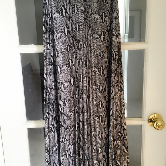 MICHAEL KORS BLACK AND WHITE PLEATED DRESS - Picture 4 of 4