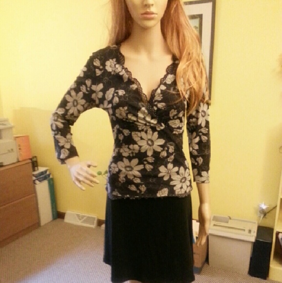 Sweet Pea Black & White Floral top size M