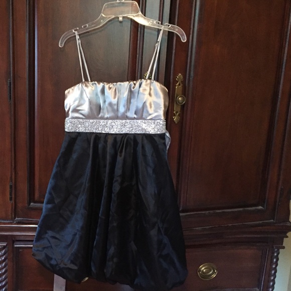 SZ 3 Beautiful dress with small beads/sequins.