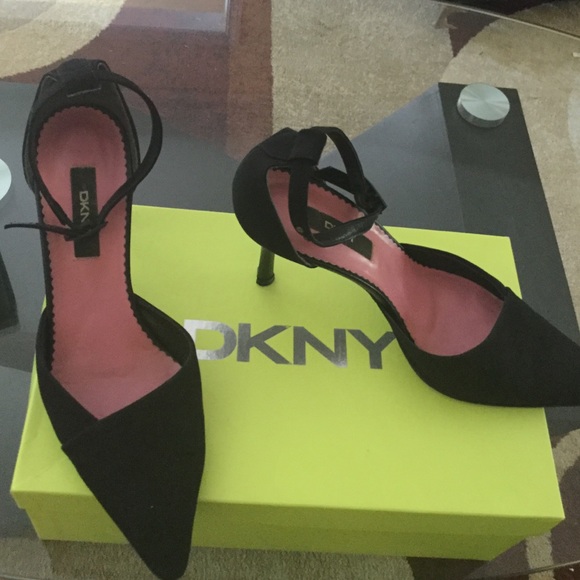 DKNY black pointy heel