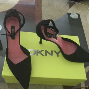 DKNY black pointy heel