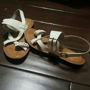 Sandles with buckles white