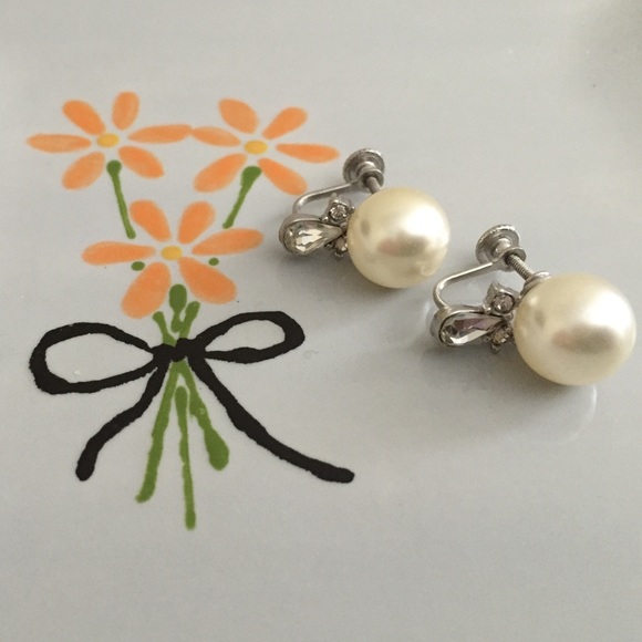 Vintage "pearl" and rhinestone screw back earring