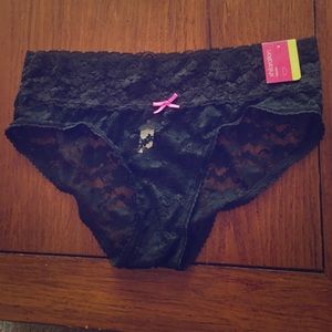 Black Medium Lace Hipster Panties. NWT.