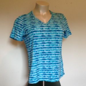 🐳Cute aqua blue & white v-neck tee. Plus size 1X