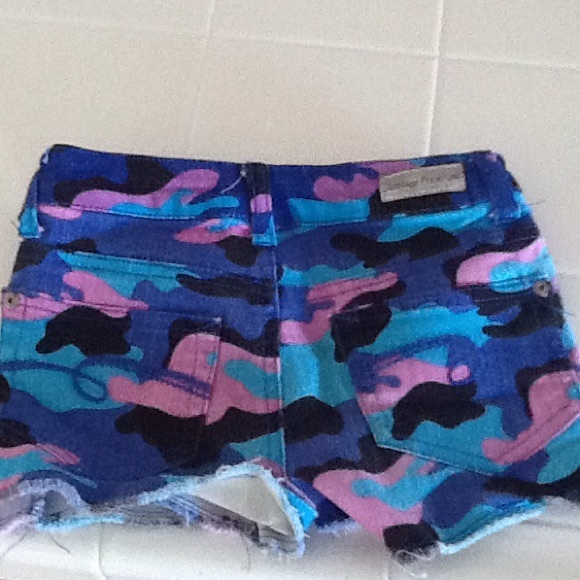 Shorts - Picture 3 of 3