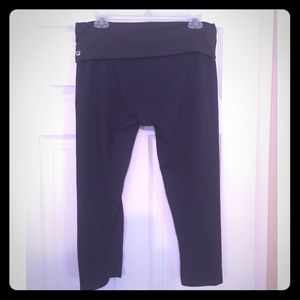 Fabletics fold over Capri