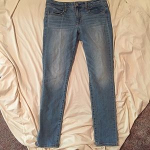 Light wash American Eagle jeggings.