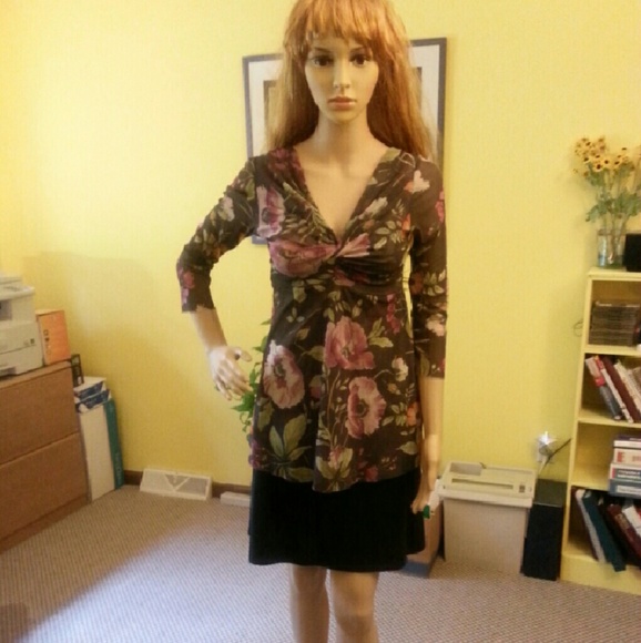 Sweet Pea charcoal gray floral top size M