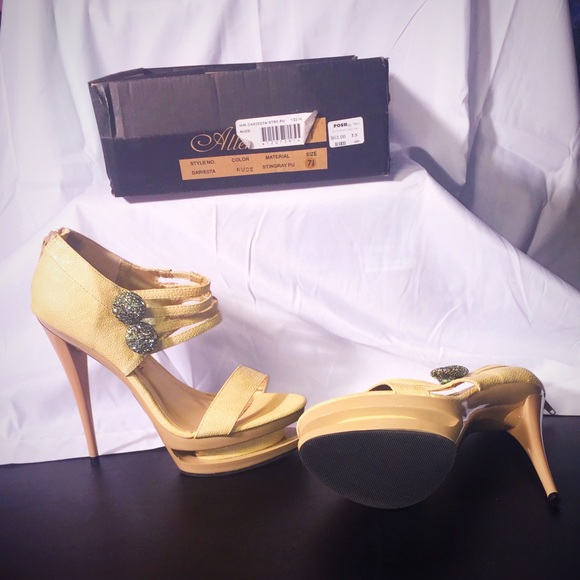 Adorable Unique Heels - Picture 2 of 2