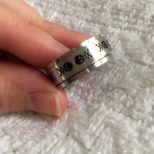 Spinning skull ring
