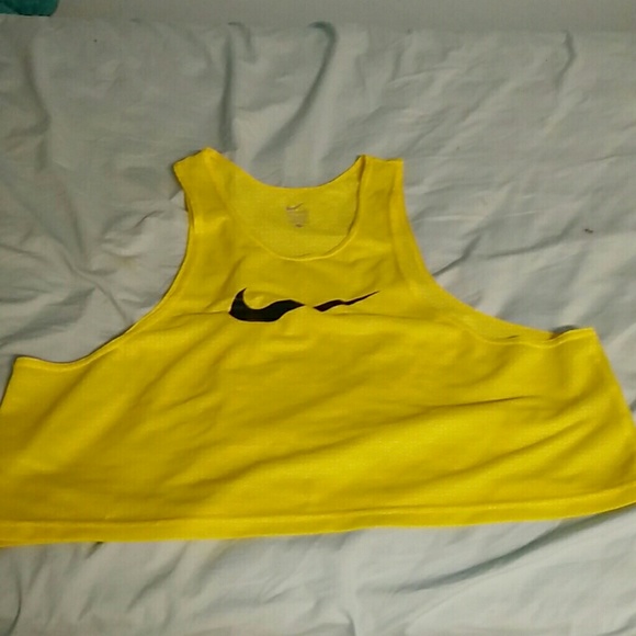 Yellow Nike workout pini