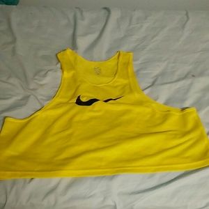 Yellow Nike workout pini