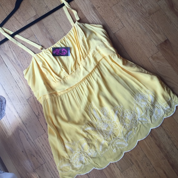 NWT Torrid Embroidered Emma top! 💛 Size 0