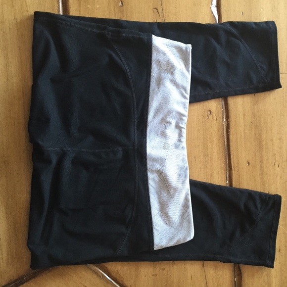 Fabletics 3/4 Yoga Pants - Picture 3 of 3