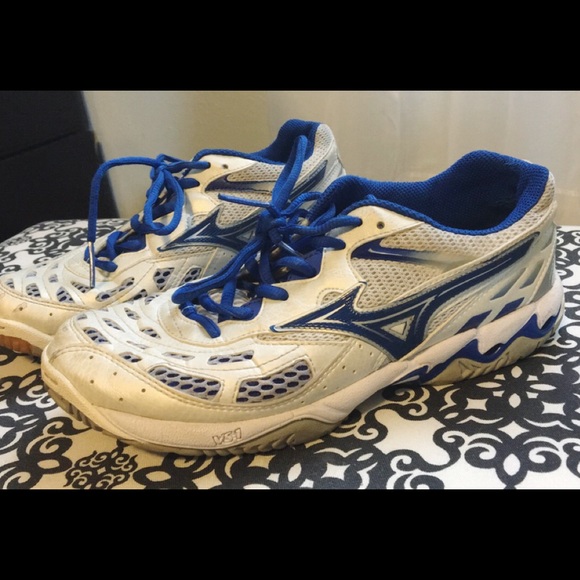 Mizuno Volleyball Court Shoes - Picture 1 of 4