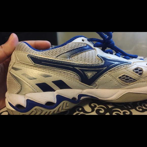 Mizuno Volleyball Court Shoes - Picture 2 of 4