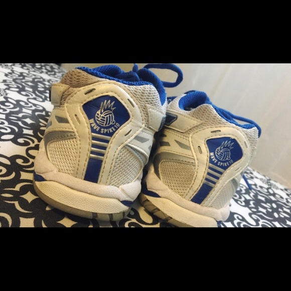 Mizuno Volleyball Court Shoes - Picture 3 of 4