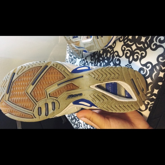 Mizuno Volleyball Court Shoes - Picture 4 of 4