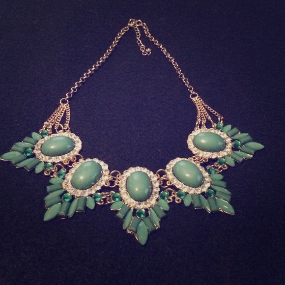 Jewelry - 🆕 Green jeweled necklace- brand new