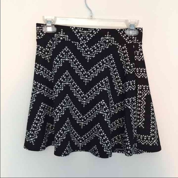 Black and white skirt - Picture 1 of 1