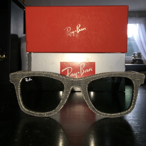 Dark denim wayfarers! 🕶