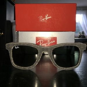 Dark denim wayfarers! 🕶