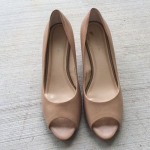 Tahari Duffy 6.5M heels