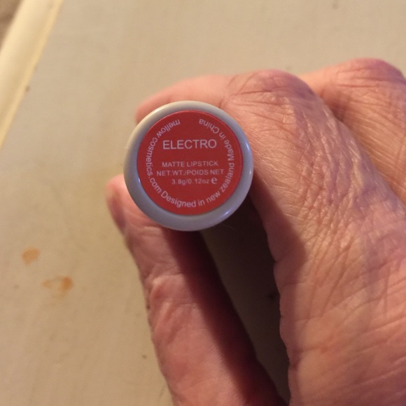 Mellow Lipstick - Picture 3 of 4