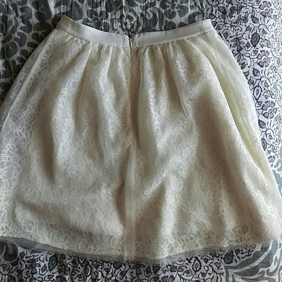 Tool and lace skirt - Picture 2 of 4