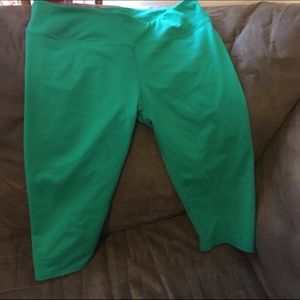 Green Fabletics knee length capris