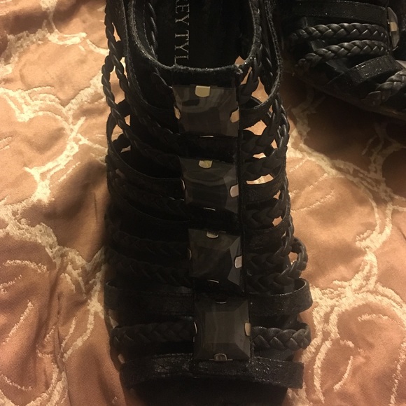 Heels - Picture 3 of 3