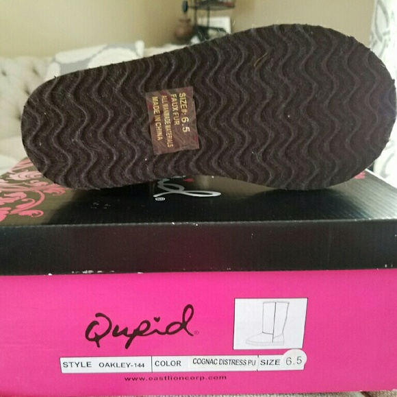 Qupid Oakley Distressed Cognac Shearling Lined Boots - Picture 4 of 4