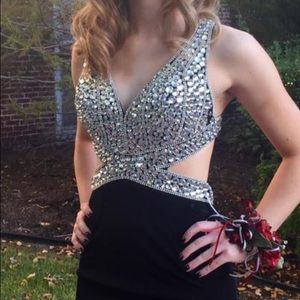 Homecoming / party Dress silver & Black Sz 2 Mint w no missing crystals.