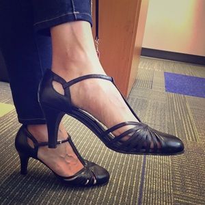 Black pumps