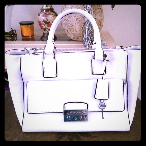 Gorgeous Michael Kors Haley handbag.👜