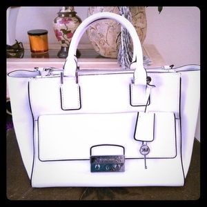 Gorgeous Michael Kors Haley handbag.👜