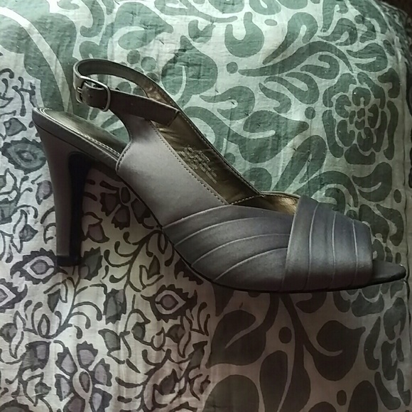 Heals - Picture 2 of 4