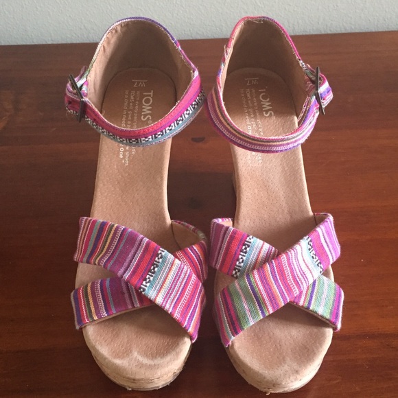 TOMS wedges Fuschia multi color sandals Sz 7
