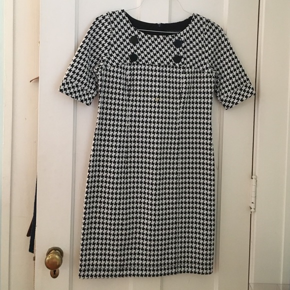 Short sleeved black and white houndstooth dress