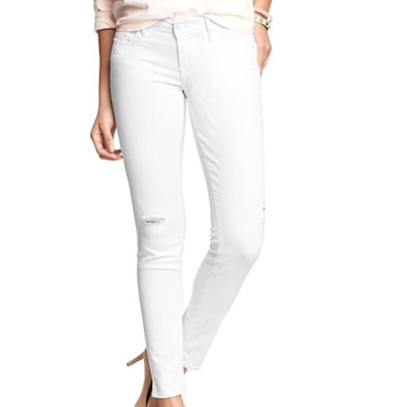 🚫SOLD🚫White skinny jeans distressed on the knee