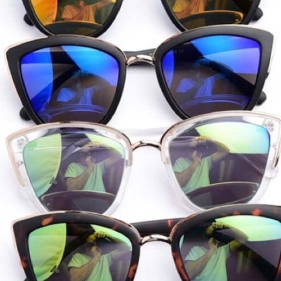 Blue mirrored sunnies