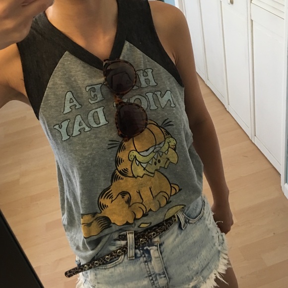 A cute Muscle tee - Picture 2 of 4