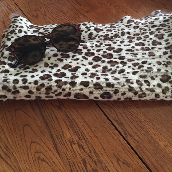 Cheetah Print Figure 8 Scarf - Picture 3 of 4