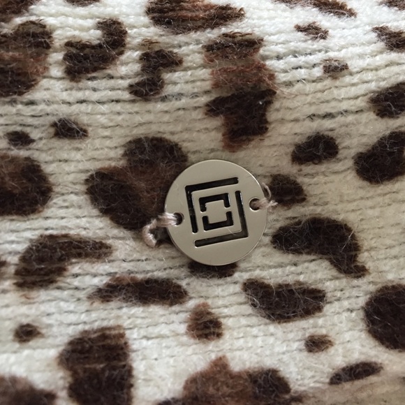 Cheetah Print Figure 8 Scarf - Picture 4 of 4