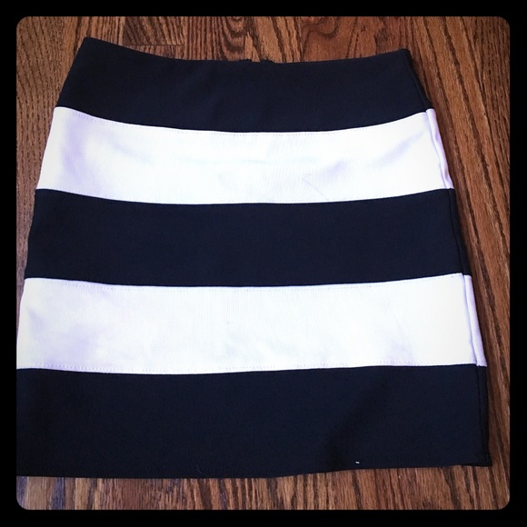 Beautiful black and white skirt never worn - Picture 1 of 4