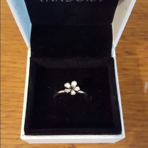 Pandora stackable flower ring 4.5/5. NEW