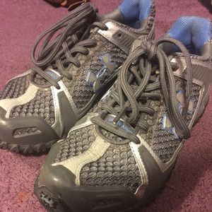 Under Armour tennis shoes {SIZE 6}