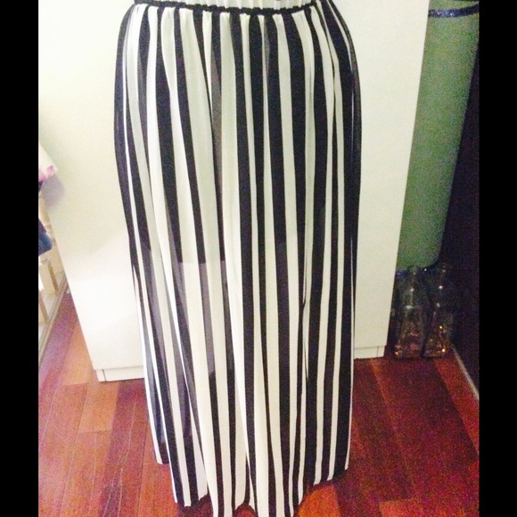 NWT FOREVER 21 BLACK & WHITE SLIT MAXI SKIRT - Picture 3 of 4